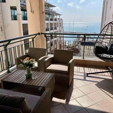 Deep Blue Horizon By The Sea Apartman