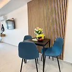 Deep Blue Horizon By The Sea Apartamento