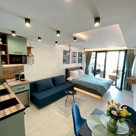 Deep Blue Horizon By The Sea Apartment