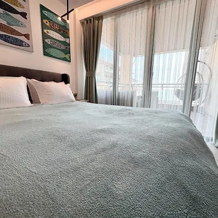 Deep Blue Horizon By The Sea Apartment