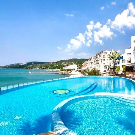 Deep Blue Horizon By The Sea Apartment