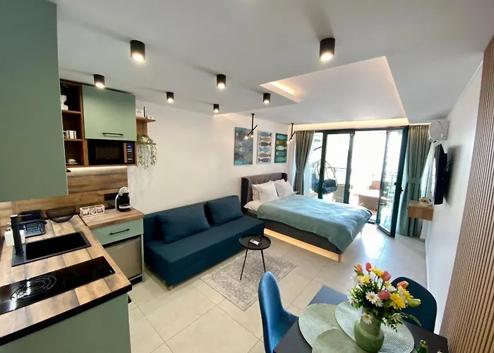 Deep Blue Horizon By The Sea Apartment