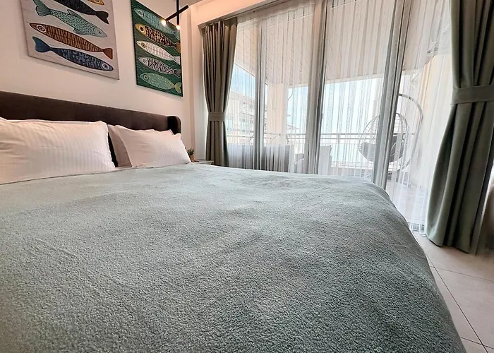 Deep Blue Horizon By The Sea Apartment