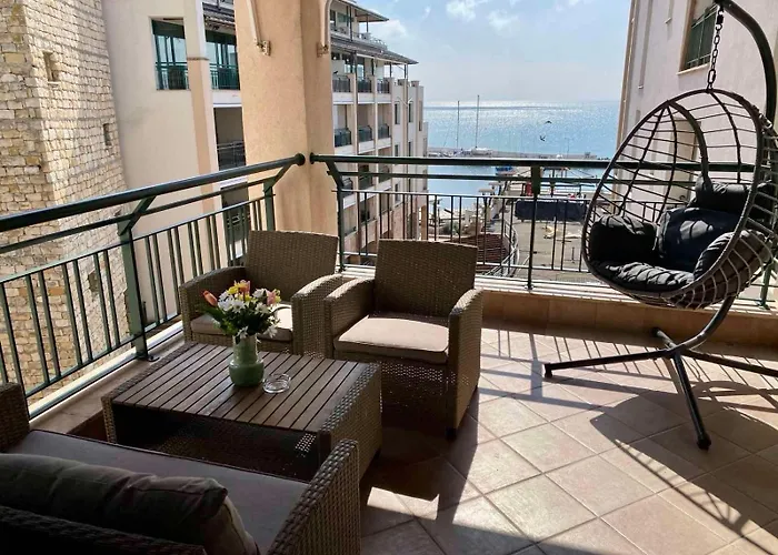 Deep Blue Horizon By The Sea Apartment