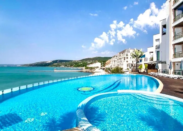 Deep Blue Horizon By The Sea Apartment